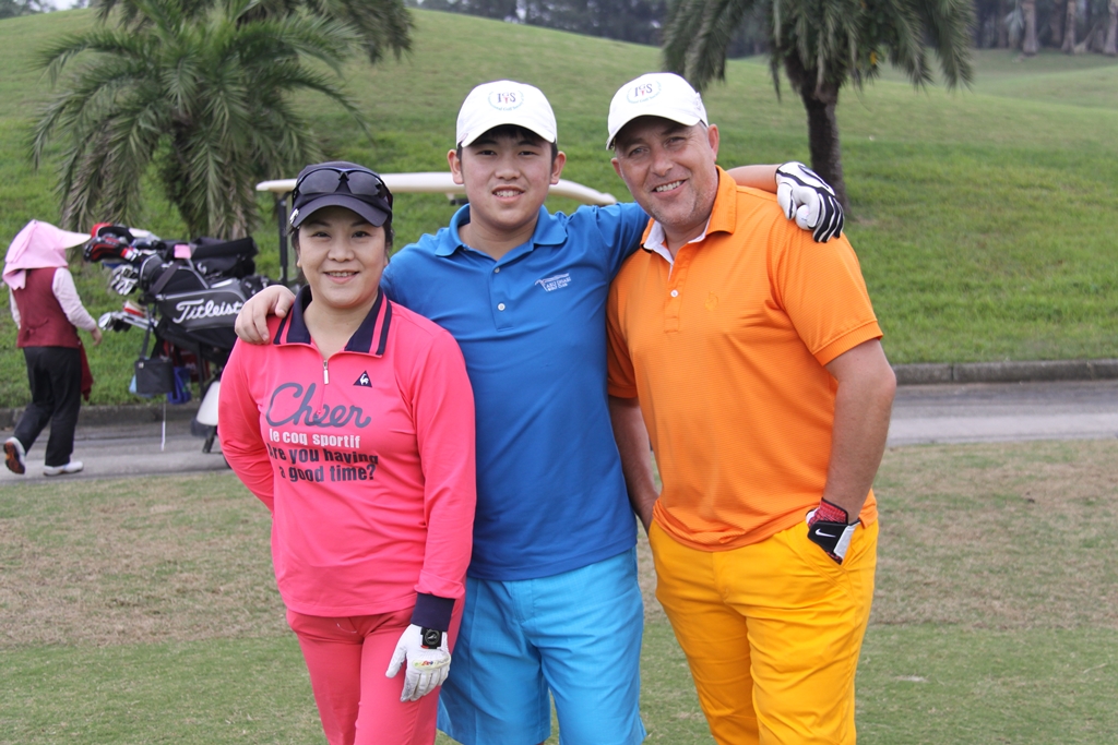 The golfing family! Echo, Jason and Raymond